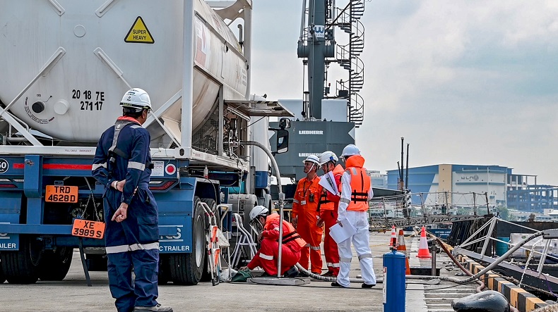 Pavilion Energy and Gasum team up on LNG bunkering. In the photo Pavilion Energy conducts truck to ship LNG bunkering operations in Singapore  2020
