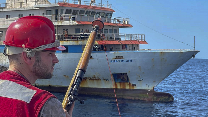 Anatolian towed to Somalia after a week drifting in pirate waters