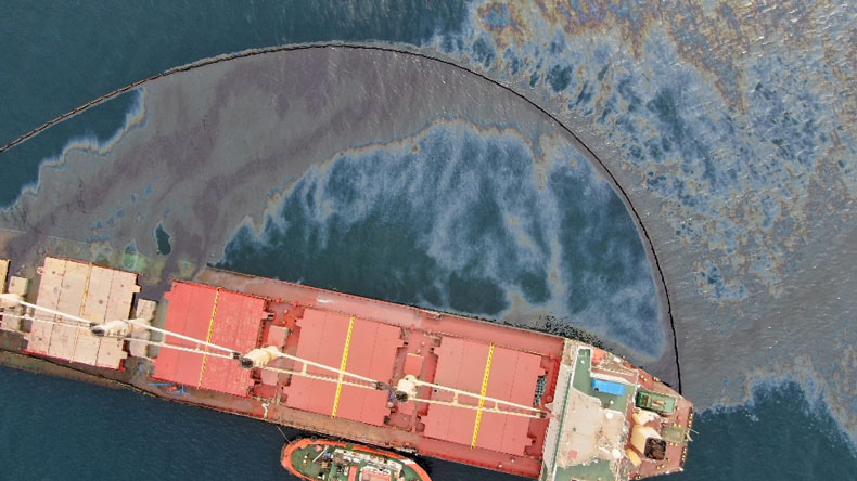 Bulker OS 35 showing oil leak at one side