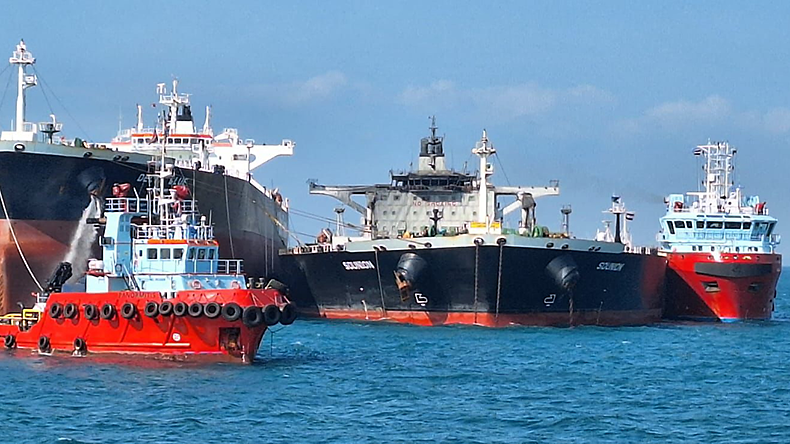 The STS operation underway on fire-ravaged crude oil tanker Sounion