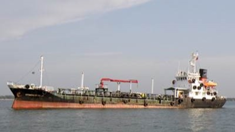 Tanker Silver Sincere sunk near Pedra Branca, Singapore