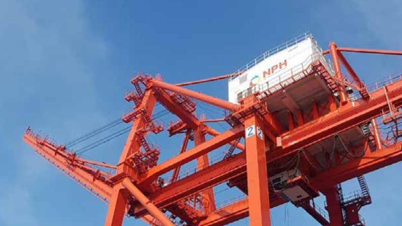 PT Nusantara Pelabuhan Handal Tbk dock crane