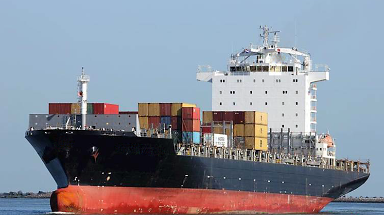Containership Newnew Star arriving at port