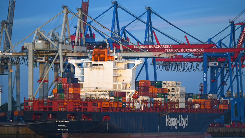 Hapag-Lloyd boxship Al-Manamah at the Buchardkai
