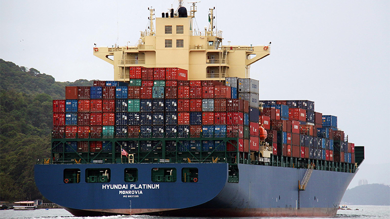 The 5,023 teu boxship Hyundai Platinum, built in 2013