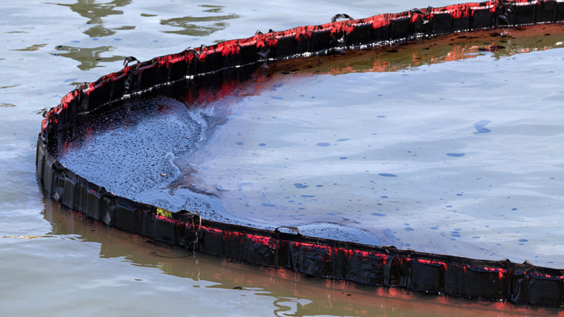 floating barrier to dam oil pollution