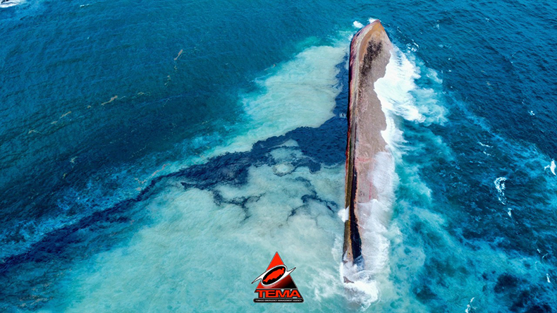 Capsized barge off Tobago with oil spill into the sea