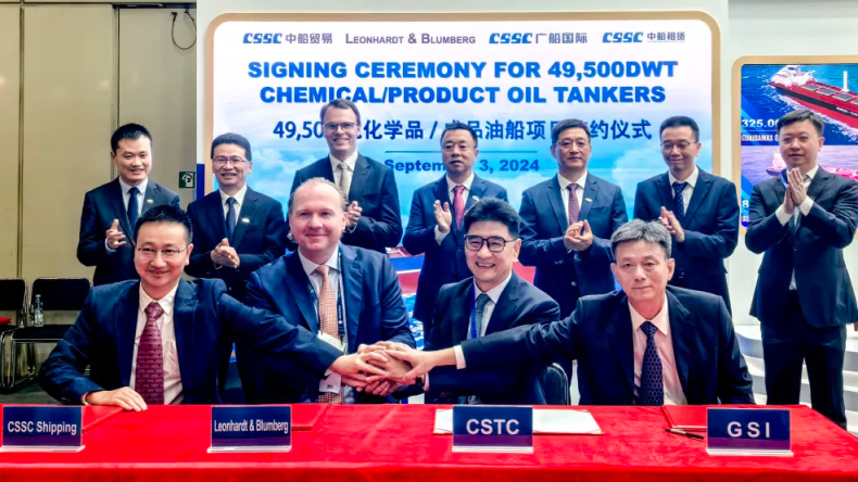 Guangzhou Shipyard International and Leonhardt & Blumberg signing a contract at SMM
