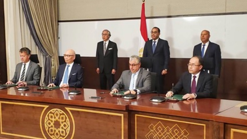 Cosco Shipping Port executives with government officials from Egypt 