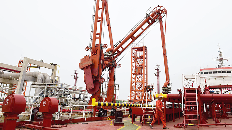 Worker at Dongying port in east China's Shangdong Province