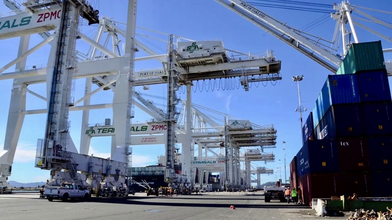 Port of Oakland is converting 13 diesel-powered rubber-tyred gantry cranes to hybrid power. Credit: Port of Oakland