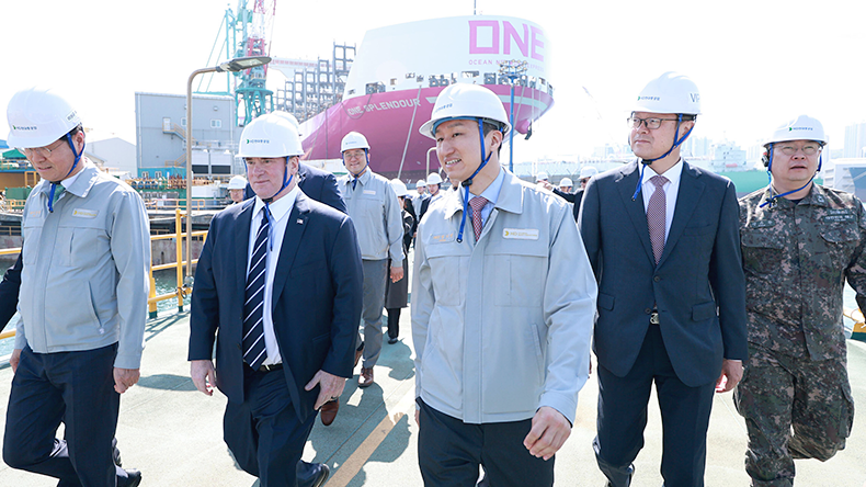 Chung Ki-sun, Executive Vice Chairman of HD Hyundai, with visiting US Navy secretary John Phelan, April 2025.