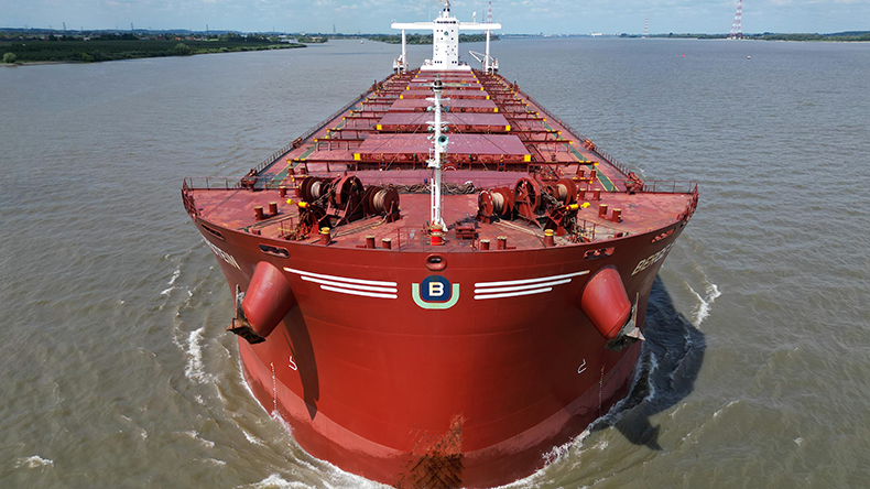 dry bulker capesize on river