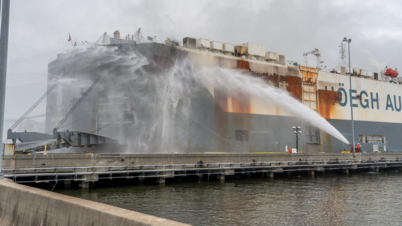Fire on car carrier Hoegh Xiamen
