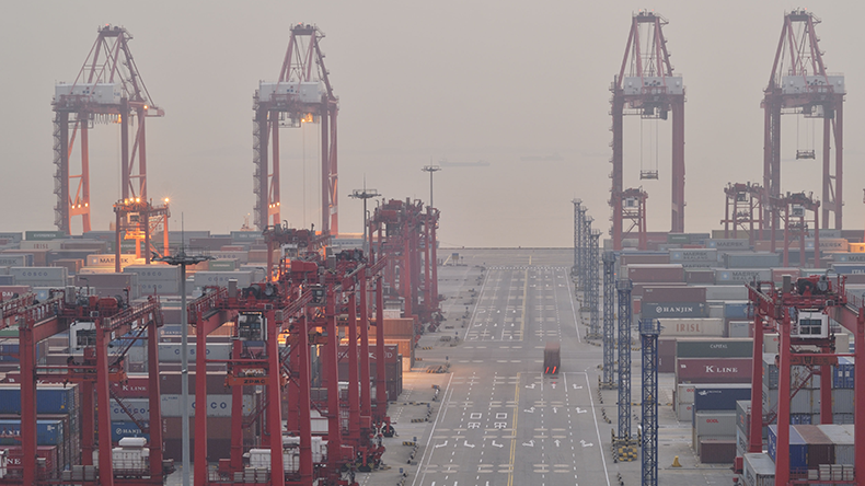 Shanghai Yangshan Deep Water port  D151X5     Credit: Douglas von Roy / Alamy Stock Photo