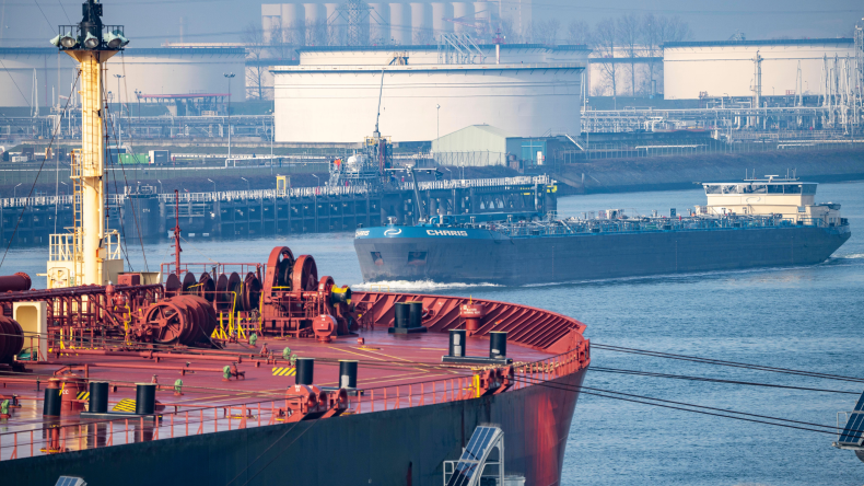 VLCC Hojo (owned as of July 2024 by Euronav) entering Rotterdam