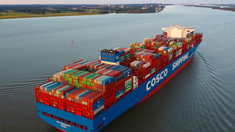 Mega-carrier Cosco Shipping Universe visits Port of Hamburg