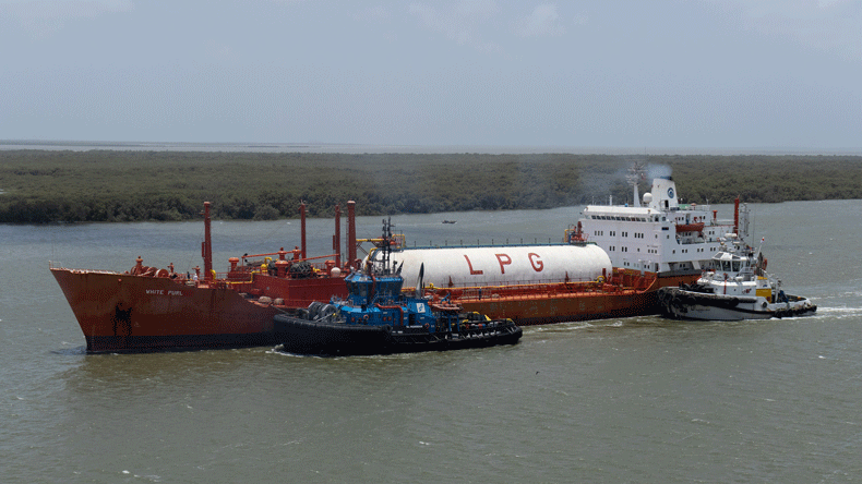  LPG tanker White Purl entering Port Quasim, Pakistan assisted by the tugboats SL Hodeidah and Kadiro 2012