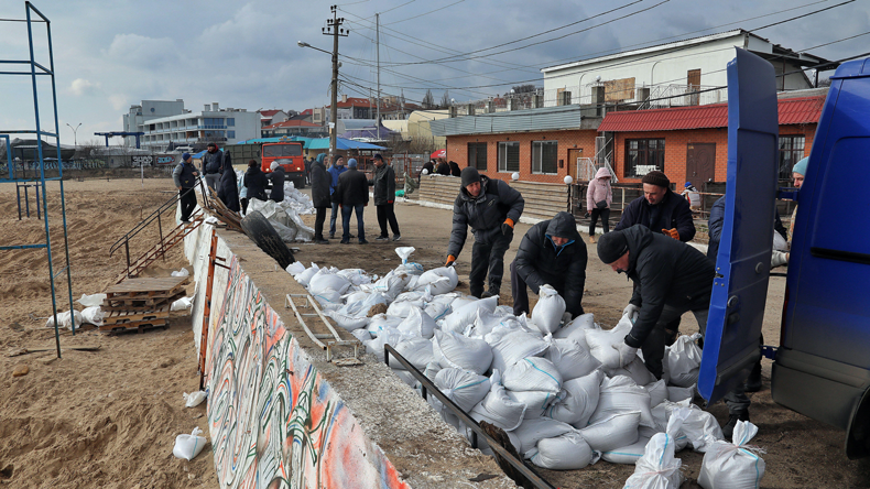 Odessa: Volunteers load sandbags filled on local beaches into a van to use them to build defences. Abaca Press / Alamy Stock Photo